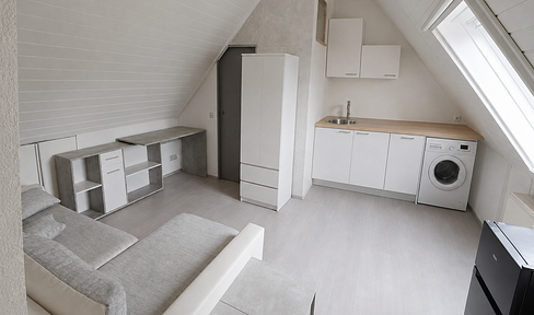 Compact attic apartment with a new Nolte kitchen, air conditioning, and parking space.