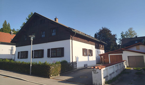 Multi-family house with 4 residential units and photovoltaic (PV) energy generation, located in 87616 Marktoberdorf.
