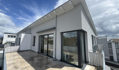 Penthouse apartment in Filderstadt (suitable for living and potentially a practice) with balconies, a new fitted kitchen, elevator, and underground parking space.