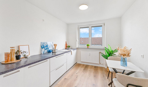 *Available immediately, no commission fees.* Bright 3.5-room apartment with balcony, renovated to a high standard.