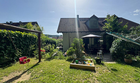 Familienfreundliche Doppelhaushälfte mit Garten in ruhiger Waldrandlage