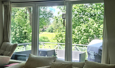 Steinbeck - Two-story apartment with a wide, green view.