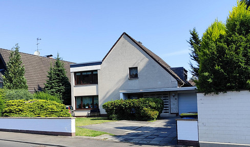 Two-family house with a large garden.