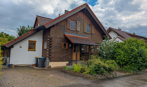Quiet location, charming detached house built in the Canadian red cedar style, with a large garden.