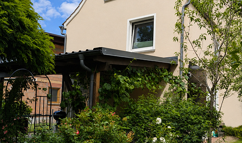 Modernisierte Doppelhaushälfte mit liebevollem Garten, Bachzugang und Doppelgarage in Hutschdorf