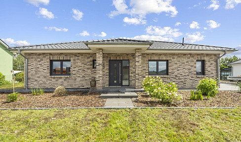Brand-new KfW-55 standard bungalow with an open-plan living area and terrace.