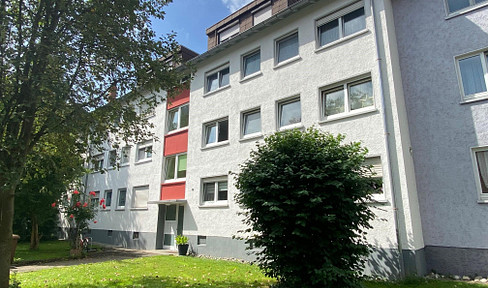 Renovated 3-room apartment with a south-facing balcony, fitted kitchen, and garage.