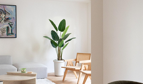 Frankfurt-Westend: Modernized 4-room apartment – Ideal for living and working.