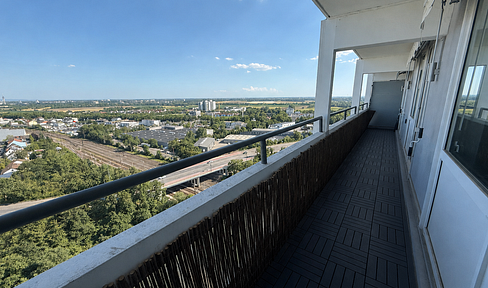 First occupancy: Air-conditioned 2-room apartment with a new fitted kitchen and panoramic views.