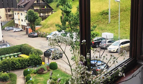 Mehrfamilienhaus, Vier Wohnungen – 60 m², insgesamt 240 m². Das Haus hat vier Etagen