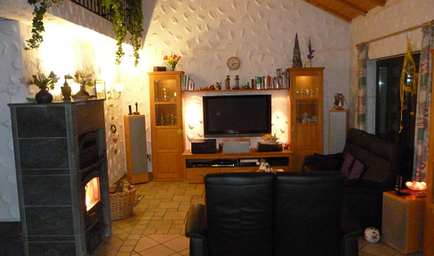 Freedom at the edge of the forest: Gallery, soapstone fireplace, and underfloor heating! (Negotiable price).