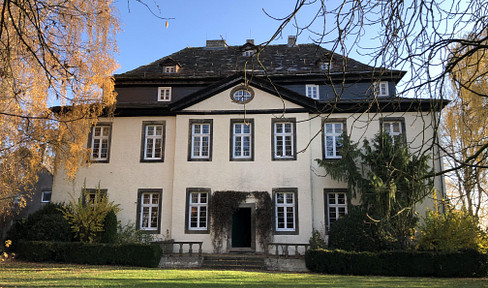 Baroque Castle Natzungen (1728) – A historic manor house situated on a 5,000 square meter parkland estate.