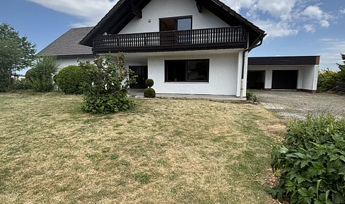 Detached house with two separate apartments - Available immediately - No commission fees.