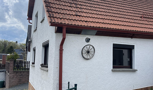 Kleines Haus mit Garten und Blick auf die Mulde