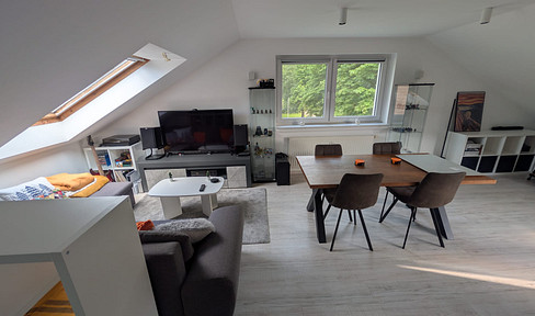 Bright 2-room attic apartment with a large, light-filled bathroom – well-maintained private building with 8 apartments.
