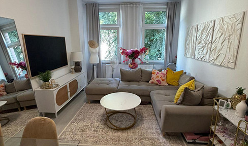 Renovated apartment in a historic building, 2 rooms, kitchen, bathroom, located on Röhrenstraße in Düsseldorf.