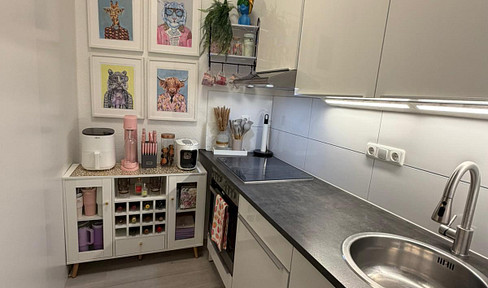 Renovated apartment in a historic building, 2 rooms, kitchen, bathroom, located on Röhrenstraße in Düsseldorf.
