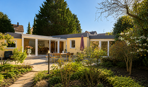 Freistehender Bungalow mit parkähnlichem Grundstück, Wintergarten, Sauna und Entwicklungspotenzial