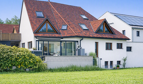 2.5-room apartment on the ground floor, with a large area of 110 square meters, featuring a conservatory and a beautiful view.