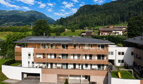 Modern living, close to nature: A 3-room apartment with a terrace offering mountain views, available without any agency fees, in Unken.
