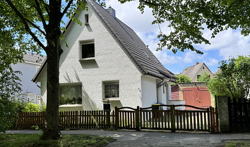 Charming detached house with potential, located in the Lehe district of Bremerhaven.