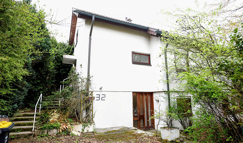 Viel Platz für Ihre Pläne: Zweifamilienhaus in top Lage in Reutlingen