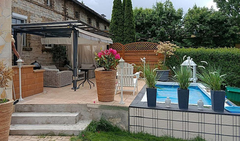 Large semi-detached house in 15562, available commission-free.
