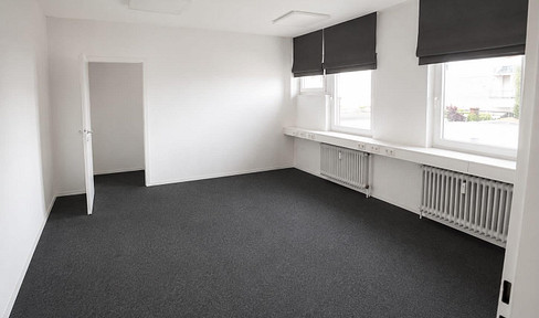 Office or practice space in a central location, with a balcony.