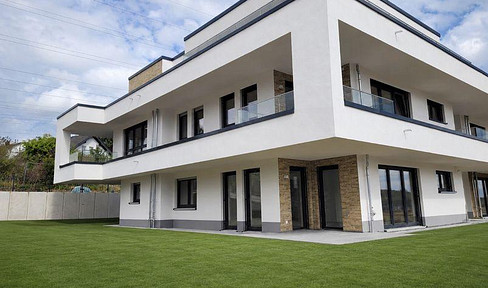 MODERN ARCHITECTURE MEETS COMFORTABLE LIVING: Exclusive ground-floor apartment with garden.
