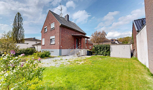 Detached single-family house with a large plot of land and great potential.