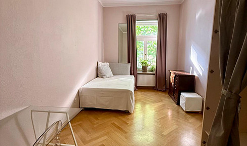 Commuter room in a spacious apartment in a historic building – available Monday to Friday, starting immediately.