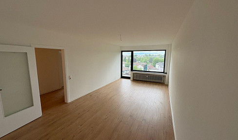 High-quality renovated 2-room apartment with a balcony and garage in Solingen.