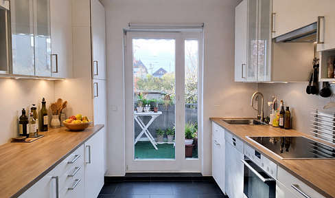 Sunny apartment in a historic building, located in the best city center location, with a garden and balcony.