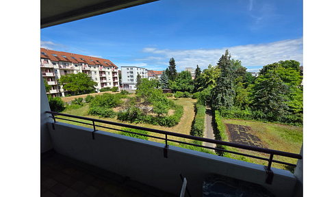 Frei! 2Zi Weststadt-Juwel Effizienz C: Fernwärme, Riesen-Balkon, Stellplatz, Möbliert