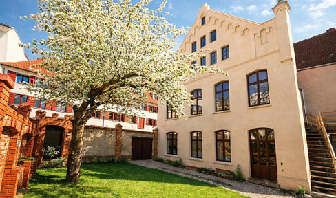 Commission-free: Residential and commercial building in the old town of Wismar, with a courtyard and carport.