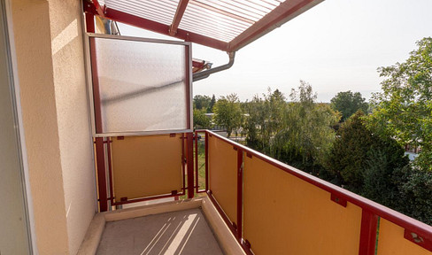 Well-maintained 3-room apartment with balcony, fitted kitchen, and parking space in Nienburg (Saale).