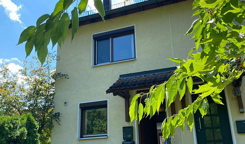 Reiheneckaus in ruhiger und sonniger Rand und Aussichtslage in Kuchen mit eigenem Garten