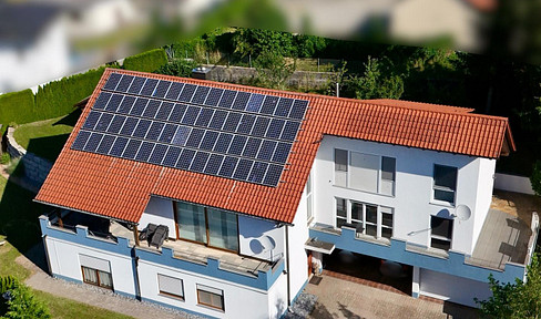 Einfamilienhaus mit Einliegerwohnungen, großer Garage in ruhiger Lage