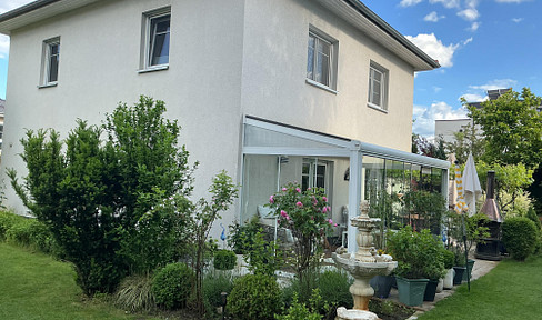 Beautifully located single-family home in a prestigious residential area is seeking new owners.