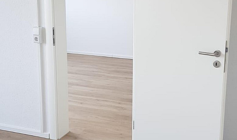 Excellent, renovated 3-room apartment with a large balcony and fitted kitchen, located in a quiet, modern residential complex.