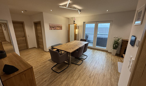 Neuwertige 3,5-Zi.-Wohnung mit Aufzug, Carport und Balkon inkl. Fernblick - provisionsfrei