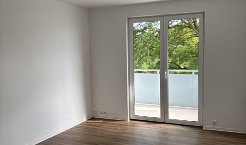 Newly renovated 3-room apartment with fitted kitchen and balcony.