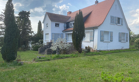 Erstbezug nach Sanierung: Stilvolles Wohnen im Villenviertel mit Süd-Terrasse und Gartenanlage.