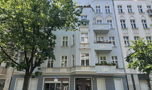 Available immediately: Charming 2-room apartment in Berlin-Moabit.