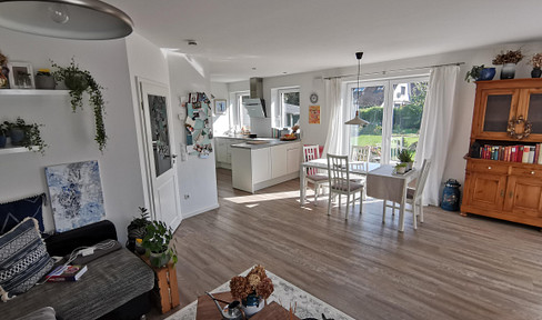 Bright and airy detached house with a beautiful garden.