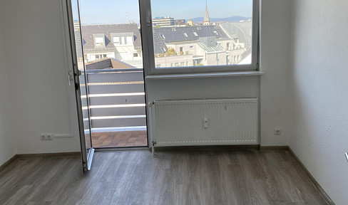 Modern 1-bedroom apartment with fitted kitchen and balcony, located in a central area of Mainz.