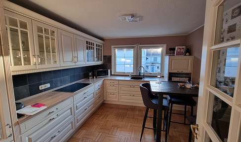 Detached house, suitable for one or two families, with plenty of space for the whole family. Excellent.