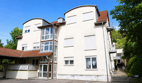 Sicher investieren: Gepflegte, vermietete Galerie-Wohnung mit Balkon, Keller, PKW-Stpl.