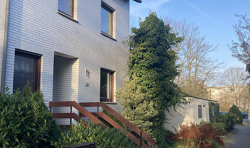 Grundsolides, großes Reihenendhaus  in Langenhagen / Krähenwinkel von Privat