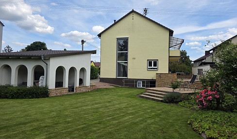 Detached 8-room house with a view of the park, offering plenty of space.